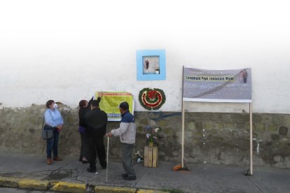 Familiares de las víctimas de la explosión colocaron flores en el centro de Riobamba.