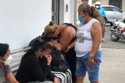 La mamá de Steven Lagos recibía el consuelo de sus parientes.