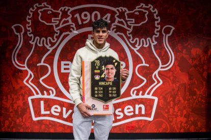 El zaguero ecuatoriano Piero Hincapie recibió su carta mejorada del juego de FIFA.