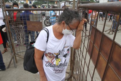 Días después de la masacre, padres y madres de familia se congregan en los exteriores del centro de reclusión para obtener noticias de sus allegados.