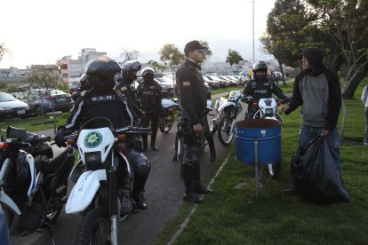 El oficial del sector recorre el parque de Caupicho para buscar sospechosos.