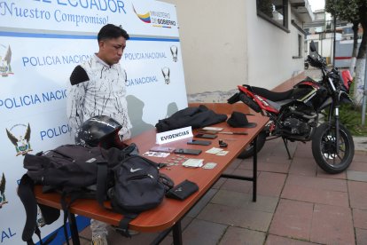 La moto en la que circulaban los sujetos quedó inservible.