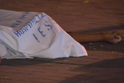 La víctima quedó tendida sobre el parterre, en la esquina de las calles 38 y San Martín, en el suroeste porteño.