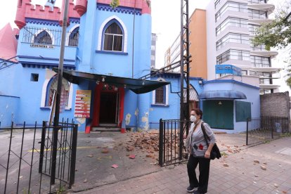 La mañana de este martes 23 de noviembre del 2021, un temblor alarmó a los ciudadanos de Quito. 

Eran aproximadamente las 10:50 cuando se sintió el sacudón. Según el Instituto Geofísico del Ecuador, la magnitud del temblor fue de 4.1 con una profundidad de 4.31 kilómetros. 

Además, el epicentro había sido a 13.45 kilómetros de la capital, en la parroquia de Puembocon al nororiente de Quito. 

El fenómeno natural se sintió en toda la capital. Patricia Guinda, la cocinera de un salón, ubicado en la avenida Juan León Mera, en el centro norte de la capital, se escapó de que le aplastará una piedra. 

La mujer sintió el sismo cuando estaba preparando la comida. "En ese momento cogi a mis dos hijos y salimos corriendo". Cuando fueron hasta la calle pedazos de piedras de unos 40 centímetros cayeron cerca de ellas. 

Una parte del techo se desplomó y afectó a un carro parqueado. El Ecu 911 espera que lleguen las alertas de posibles afectaciones en los sectores de la ciudad . 

A través de redes sociales, los capitalinos reportaron que sintieron el fuerte temblor. En Chillogallo, Quitumbe, Chiriyacu, en La Mariscal, Ciudad Bicentenario se publicaron fotos de personas evacuando. 

El alcalde de Quito, Santiago Guarderas, dijo que se activaron los protocolos. "Activamos protocolos de seguridad en instituciones municipales para precautelar la integridad de los ciudadanos. Recordamos mantener la calma y estar informados a través de fuentes oficiales".