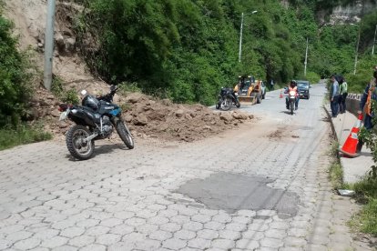 En el sector de Guápulo se registró este derrumbe a causa del movimiento telúrico, informó