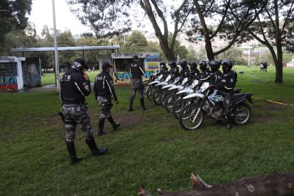 La Policía recorre los sectores, en el sur de Quito, en los cuales han encontrado grafitis con los símbolos de pandillas.