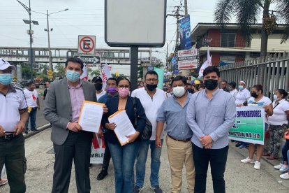 Solicitan un espacio adecuado para trabajar. Llevan 4 meses desalojados de la Bahía.