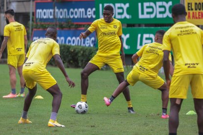 Michael Carcelén (c) sería uno de los convocados al último amistoso del año de la selección de Ecuador.