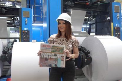 La 'influencer' conoció en las instalaciones cómo se desarrolla la producción de las páginas premiadas del Despega y Gana de EXTRA.