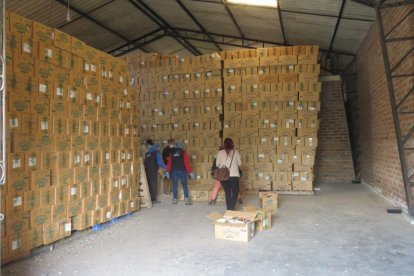 En dos galpones del Parque Industrial de Riobamba se hallaron los alimentos caducados.