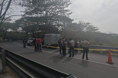 Fuentes policiales revelaron que el muerto hallado en el intercambiador de vía a la costa con la Perimetral, en el oeste de Guayaquil, fue identificado como David Sánchez Aguayo, de 18 años.

Él no registraba antecedentes penales, pero había una investigación en su contra, por un asesinato. Además, según el informante, el joven habría sido indagado por el asesinato de su padre, Ángel Gregorio Sánchez Miranda, de 37 años, ocurrido el 7 de octubre en el suburbio de Guayaquil.

Ese crimen habría ocurrido por una disputa interna entre los familiares, por supuestamente pertenecer a diferentes grupos criminales.

Sánchez Aguayo fue encontrado con siete impactos de arma de fuego en el tórax y fue llevado al Laboratorio de Criminalística y Ciencias Forenses para los trámites legales y la necropsia de ley.

En los archivos de la Fiscalía, David Hassler consta oficialmente como sospechoso del crimen de Ángel Gregorio.