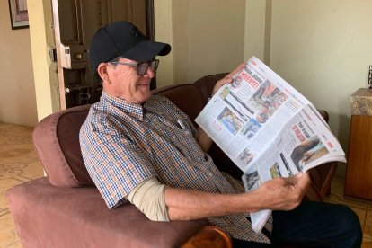 Segundo Sánchez ojea todos los días en la comodidad de su hogar. Las secciones de Judicial y Deportiva son sus preferidas.