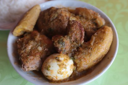 Es típico acompañar el tapao arrecho con arroz blanco.