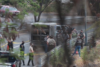 El cuerpo fue encontrado a un costado de la vía, en un matorral. Peritos analizaron la escena.