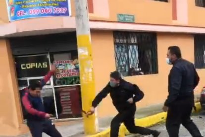 Con una correa se defendía el hombre que terminó con una puñalada en el hombro.