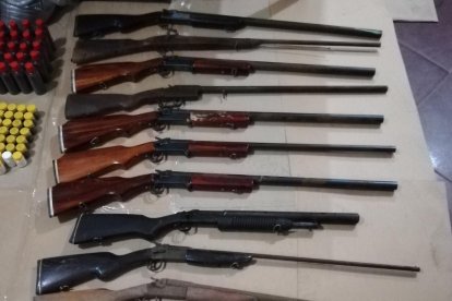 Las armas de largo alcance incautadas a la ferretería.