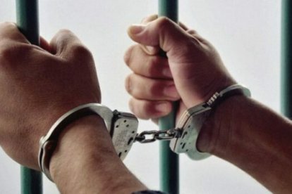 El expolicía quedó tras las rejas luego de descubrirse sus aberrantes acciones contra sus hijas.