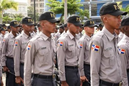 La Policía dominicana impone una polémica restricción para acceder a sus filas.