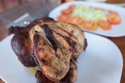 En la Sierra se lo acompaña con papas fritas en vez de chifles.