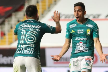 El jugador ecuatoriano Ángel Mena (d), al parecer no continuaría en el León de México.