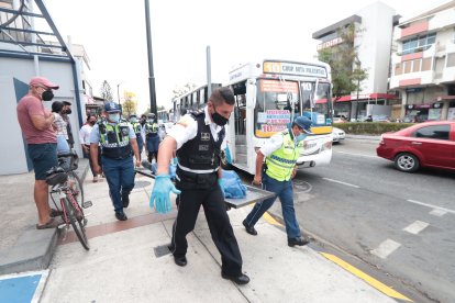 El cadáver fue trasladado al Laboratorio de Criminalística y Ciencias Forenses.