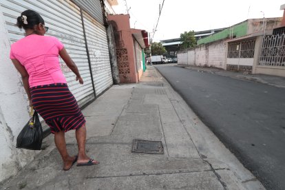La madre del niño mostró el sitio donde ocurrió el percance.