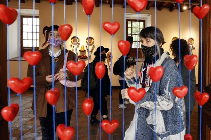 Las artistas asegura que es la manera decirle a las millones de mujeres violadas y abusadas en el mundo que le duele su situación.