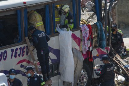 Rescatistas y autoridades trabajan hoy en la zona del accidente en Joquicingo, municipio de Manilalco, en el Estado de México (México). Un autobús de pasajeros chocó este viernes contra una vivienda en el municipio de Joquicingo, en el céntrico Estado de México, colindante con la capital mexicana, dejando 19 muertos y una veintena de heridos, según los reportes preliminares. "Hace unos minutos se registró un accidente en la carretera Joquicingo-Malinalco. Elementos de emergencia del Estado de México se encuentran atendiendo a las personas lesionadas", anunció en redes sociales el gobernador del estado, Alfredo del Mazo. EFE/Madla Hartz