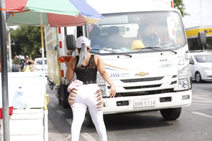 Ella afirma que tiene sus piernas marcadas por el  sol. Y advierte que no es ‘tuneada’, lo único falso en ella son sus pestañas postizas y uñas acrílicas.