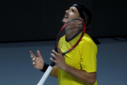 GRAF2611. MADRID, 26/11/2021.- El tenista ecuatoriano Emilio Gómez durante el partido ante el español Pablo Carreño correspondiente a la eliminatoria de la fase final de la Copa Davis.