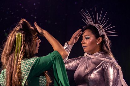 La obra se desarrolla en el año 2080 y plantea varios cuestionamientos.