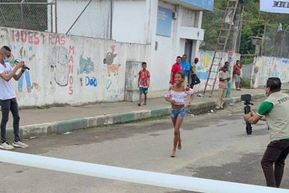 Nayeli cruzando la línea de meta y coronándose campeona de la competencia.