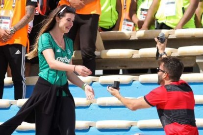 En la final de la Copa Libertadores un hincha del Flamengo le propuso matrimonio a su novia, aficionada del Palmeiras.