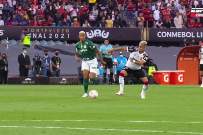 El volante del Flamengo Andreas Pereira (d) cometió un terrible error en la final de la Copa Libertadores.