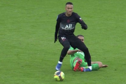 Neymar sufrió una dura entrada, durante el duelo entre el PSG y el Saint-Etienne.