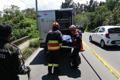 Los bomberos embarcaron el cuerpo en la ambulancia de Medicina Legal de Quito.