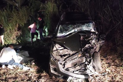 El vehículo en el que viajaban los dos funcionarios quedó destrozado.