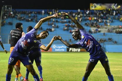 Los jugadores del Delfín celebran luego de haber marcado el primer gol a Mushuc Runa.