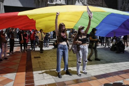 La comunidad LGBTI se tomó la plaza de la Basílica de Quito.