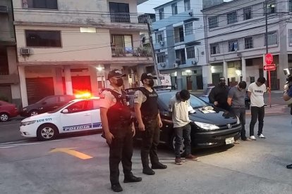 Cinco personas con antecedentes penales fueron detenidas. Tres ellas asaltaron en una gasolinera y los otras dos intentaron robar a personas que esperan el bus.
