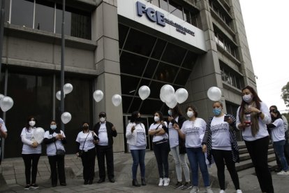Familiares llegaron a la Fiscalía General del Estado, en Quito.
