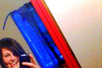 El arma fue hallado cerca de la mujer.