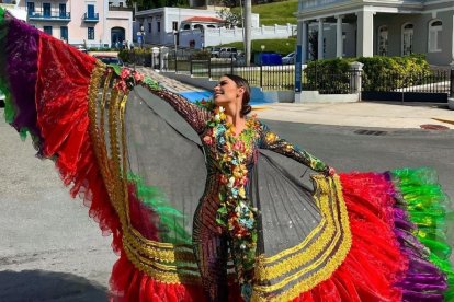 Amar luce el atuendo típico que usará en el reto Danzas del Mundo.