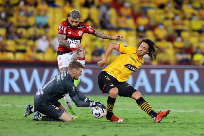 Barcelona fue eliminado por Flamengo en la semifinal de la Copa Libertadores 2021. AMDEP398. GUAYAQUIL (ECUADOR), 29/09/2021.- El arquero Javier Burrai (i) de Barcelona disputa un balón con Gabriel Barbosa 'Gabi' de Flamengo hoy, en un partido de las semifinales de la Copa Libertadores entre Barcelona SC y Flamengo en el estadio Monumental en Guayaquil (Ecuador). EFE/Franklin Jácome POOL