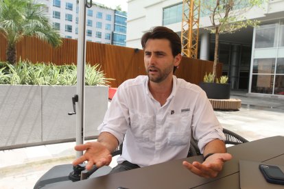 Ecuador no cerrará su frontera, dice el ministro de Turismo.