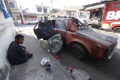 El ‘dueño’ del ‘drogomóvil’ ha ‘decorado’ las ventanas con fundas plásticas.