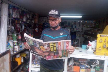 Las páginas de crónica roja y las deportivas son imperdibles para Marco.