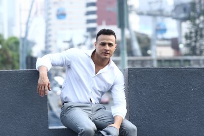 El bailarín se está encargando de su negocio de barbería.