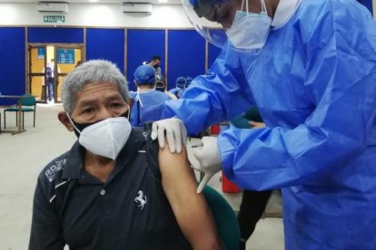 Al momento se vacuna con tercera dosis a los adultos mayores.