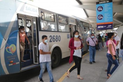 Solo la mitad de las unidades están trabajando en Guayaquil, como medida de presión de los choferes para que aumente la tarifa.